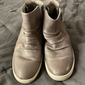Rockport, SZ 8.5. Gray leather, rubber soul. Double zippers on both sides.